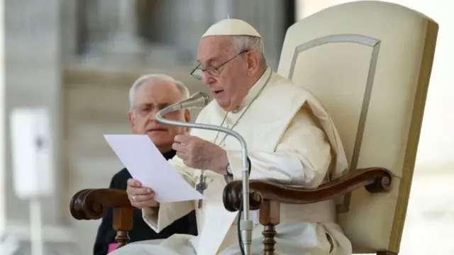 Imagem ilustrativa da notícia Vaticano autoriza bênção de padres para casais homoafetivos