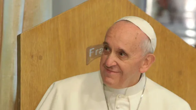 Imagem ilustrativa da notícia Após benção a gays, Papa é detonado como "servo de Satanás"