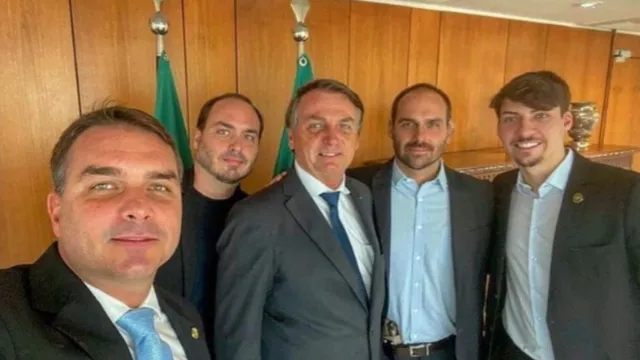 Imagem ilustrativa da notícia Filho de Bolsonaro é intimado a pagar dívida de R$ 360 mil