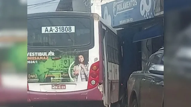 Imagem ilustrativa da notícia Susto: ônibus Arsenal invade calçada de loja em Belém 