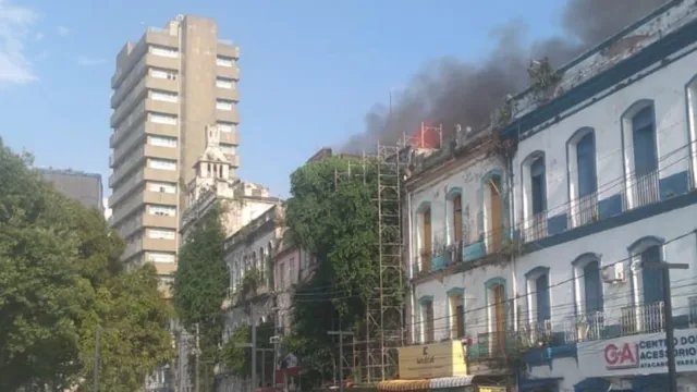 Imagem ilustrativa da notícia Bombeiros fazem rescaldo e moradores devem ir para Usipaz