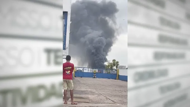 Imagem ilustrativa da notícia Vídeo: incêndio atinge balsa em porto na Arthur Bernardes