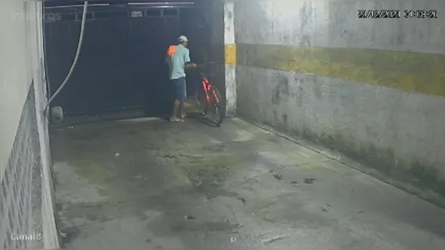 Imagem ilustrativa da notícia Vídeo: ladrão "cara de pau" furta bicicleta dentro de prédio