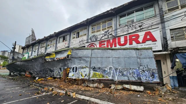 Imagem ilustrativa da notícia Chuva derruba outdoor em fachada de prédio em Belém
