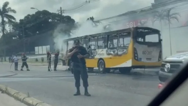 Imagem ilustrativa da notícia Augusto Montenegro: Mais um ônibus é destruído pelo fogo