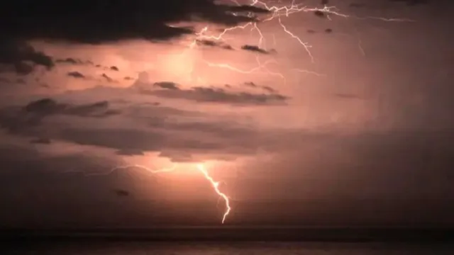 Imagem ilustrativa da notícia Saiba como se proteger de raios em dias de chuva