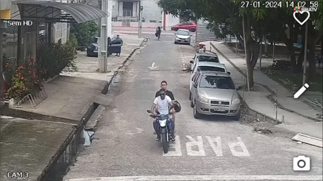 Imagem ilustrativa da notícia Vídeo: entregador de comida tem a moto roubada em Belém
