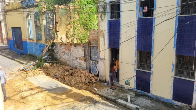 Imagem ilustrativa da notícia Casa desmorona e atinge carro no comércio de Belém