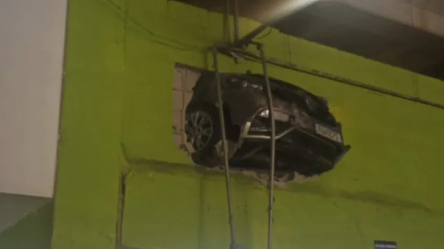 Imagem ilustrativa da notícia Vídeo: carro atravessa parede de shopping na Grande Belém