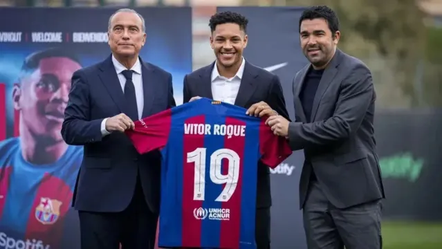 Imagem ilustrativa da notícia Após estreia, Barcelona apresenta oficialmente Vitor Roque