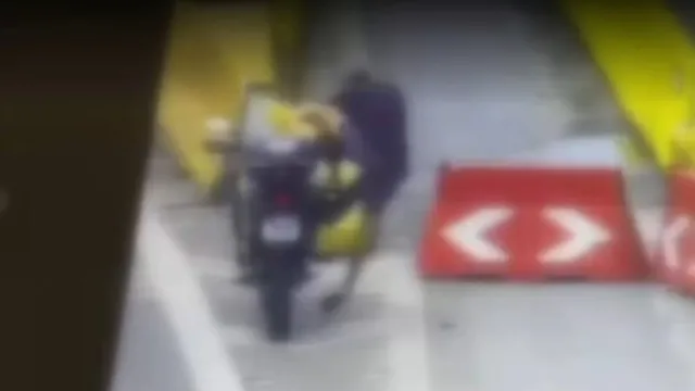 Imagem ilustrativa da notícia Vídeo: PM de folga mata assaltante após entregar moto em SP