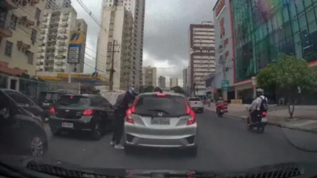 Imagem ilustrativa da notícia Homens assaltam motorista em carro parado no sinal em Belém