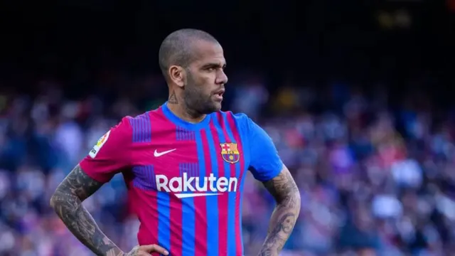 Imagem ilustrativa da notícia Barcelona tira Dani Alves da lista de lendas após condenação