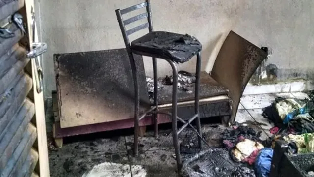 Imagem ilustrativa da notícia Carregador de celular pega fogo e incendeia quarto de casa