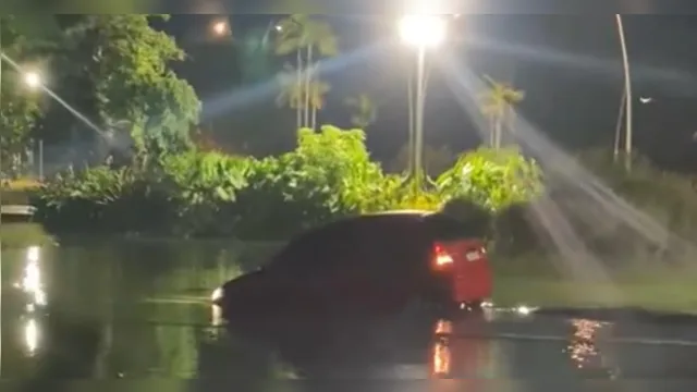 Imagem ilustrativa da notícia Vídeo: carro perde o controle e invade o chafariz do Hangar