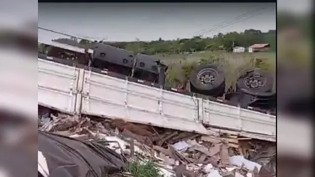 Imagem ilustrativa da notícia Caminhão com lajota colide com S10 em rodovia do Pará