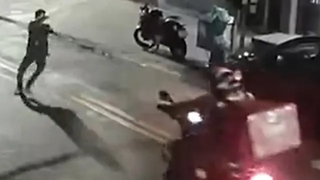 Imagem ilustrativa da notícia Vídeo: casal de entregadores tem a moto levada em Belém