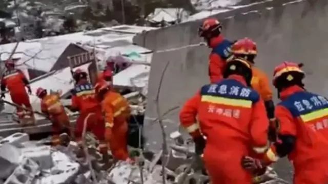Imagem ilustrativa da notícia China: Deslizamento de terra soterra 47 pessoas e mata duas