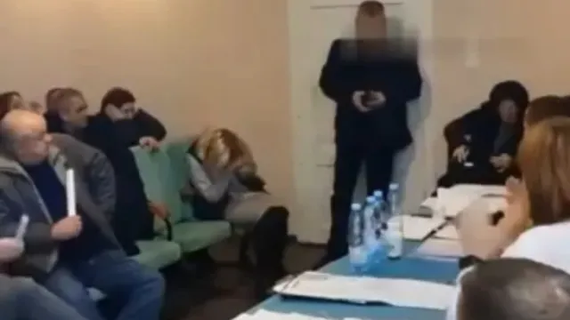Imagem ilustrativa da notícia Vídeo: Deputado ucraniano explode granadas em sessão