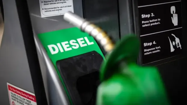 Imagem ilustrativa da notícia Preço do diesel volta a subir após reajuste de impostos