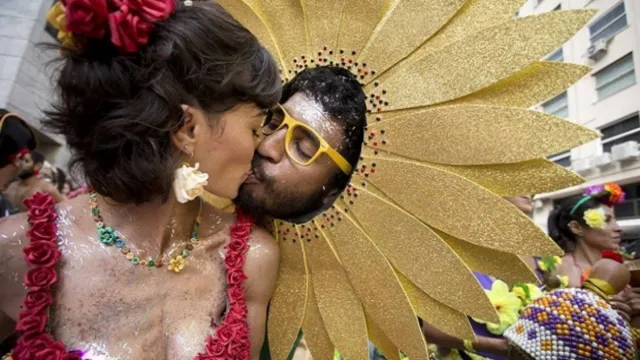 Imagem ilustrativa da notícia "Doença do beijo": o que é e como se proteger neste Carnaval