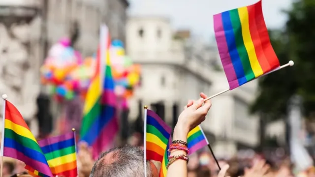 Imagem ilustrativa da notícia Madri reverte lei de proteção à LGBTs+ na Espanha