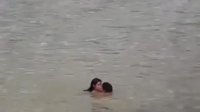 Imagem ilustrativa da notícia Vídeo: Casal tomando banho em frente ao Ver-o-Peso viraliza