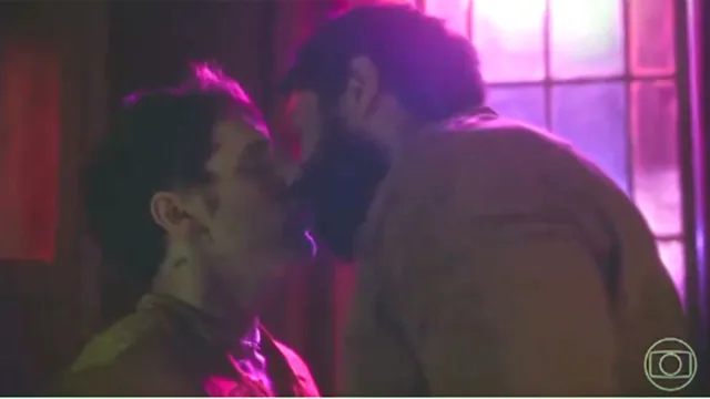 Imagem ilustrativa da notícia Vídeo: Kelvin e Ramiro dão beijão em cena da novela