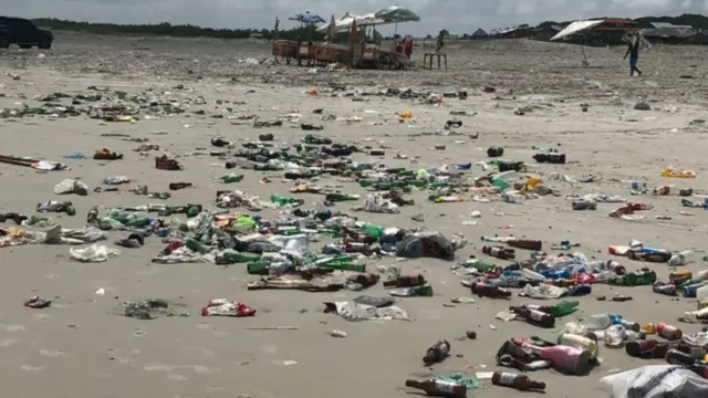 Imagem ilustrativa da notícia Nova lei bane bebidas em garrafas de vidro em praias do Pará