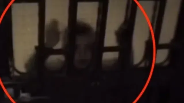 Imagem ilustrativa da notícia Homem posta vídeo de "menino fantasma" batendo na porta