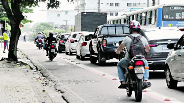 Imagem ilustrativa da notícia Motociclistas atropelam várias leis de trânsito em Belém