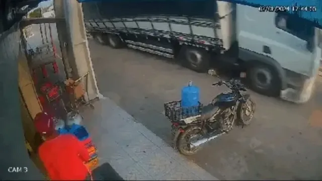 Imagem ilustrativa da notícia Vídeo: carreta tomba e motociclista escapa de ser esmagado