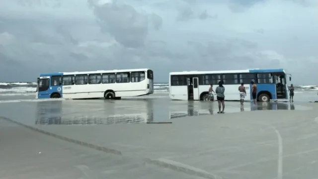 Imagem ilustrativa da notícia Homem é imprensado por ônibus atolados em praia de Salinas