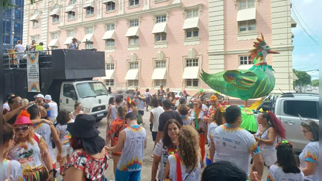 Imagem ilustrativa da notícia Vídeo: Bloco “Pato de Máscara” arrasta multidão em Belém
