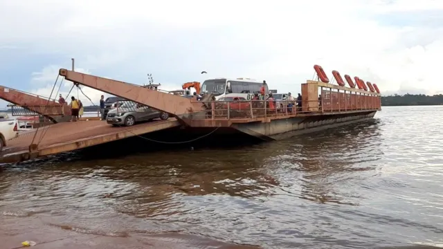 Imagem ilustrativa da notícia Jovem tem perna esmagada ao cair de balsa em porto no Pará