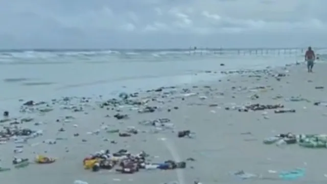 Imagem ilustrativa da notícia Vídeo: praia do Atalaia amanhece suja de lixo após Réveillon