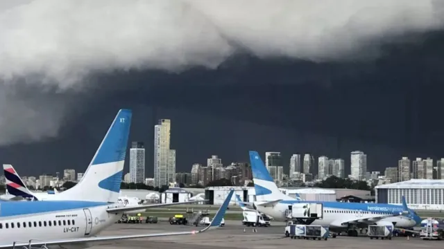Imagem ilustrativa da notícia Temporal arrasta avião, fecha aeroporto e destrói cidade