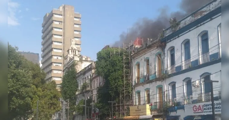 Imagem ilustrativa da notícia Bombeiros fazem rescaldo e moradores devem ir para Usipaz