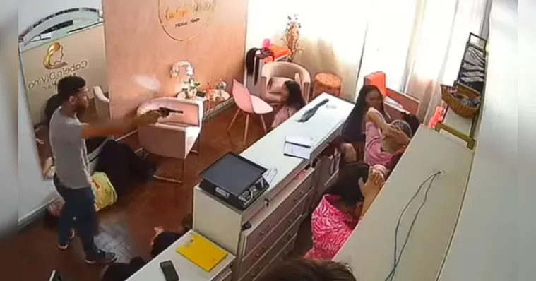 Imagem ilustrativa da notícia Vídeo: Casal de assaltantes rouba salão de beleza em Belém