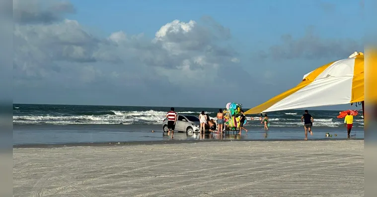 Imagem ilustrativa da notícia Vídeo: Três carros atolam na praia do Atalaia em Salinas