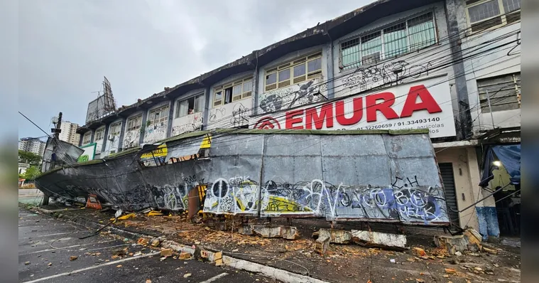 Imagem ilustrativa da notícia Chuva derruba outdoor em fachada de prédio em Belém