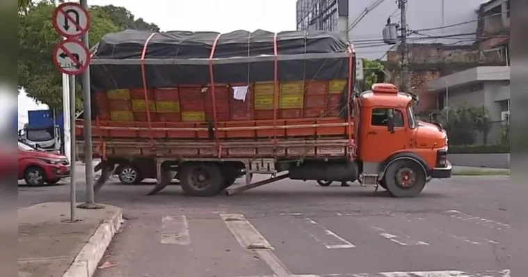 Imagem ilustrativa da notícia Caminhão tomba e complica trânsito na avenida João Paulo II