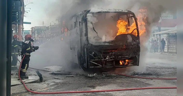 Imagem ilustrativa da notícia Vídeo: Ônibus é destruído pelo fogo em Ananindeua