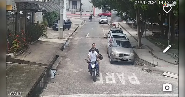 Imagem ilustrativa da notícia Vídeo: entregador de comida tem a moto roubada em Belém