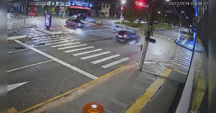 Imagem ilustrativa da notícia Vídeo: Condutor avança sinal e atinge outro carro em Belém