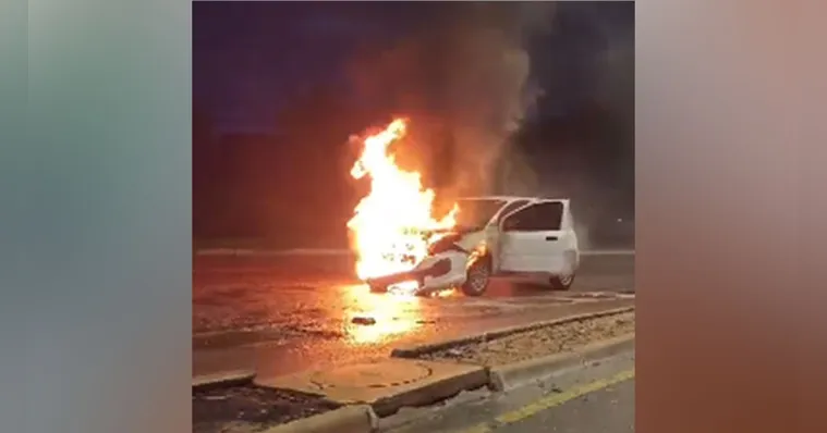 Imagem ilustrativa da notícia Carro pega fogo na  avenida João Paulo II. Veja o vídeo