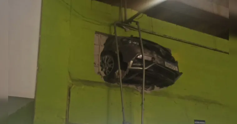 Imagem ilustrativa da notícia Vídeo: carro atravessa parede de shopping na Grande Belém