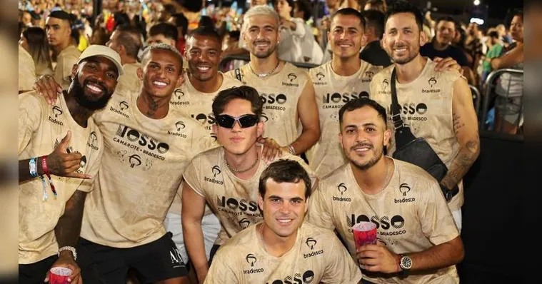 Imagem ilustrativa da notícia Carnaval: jogadores do Flamengo curtem desfiles na Sapucaí