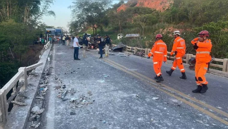 Imagem ilustrativa da notícia Acidente entre carro e ônibus de turismo deixa oito mortos