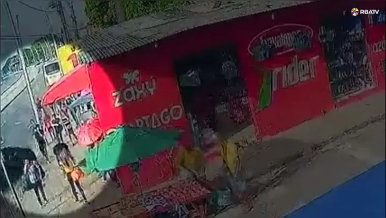 Imagem ilustrativa da notícia Vídeo: Carro invade parada e atropela três pessoas em Belém